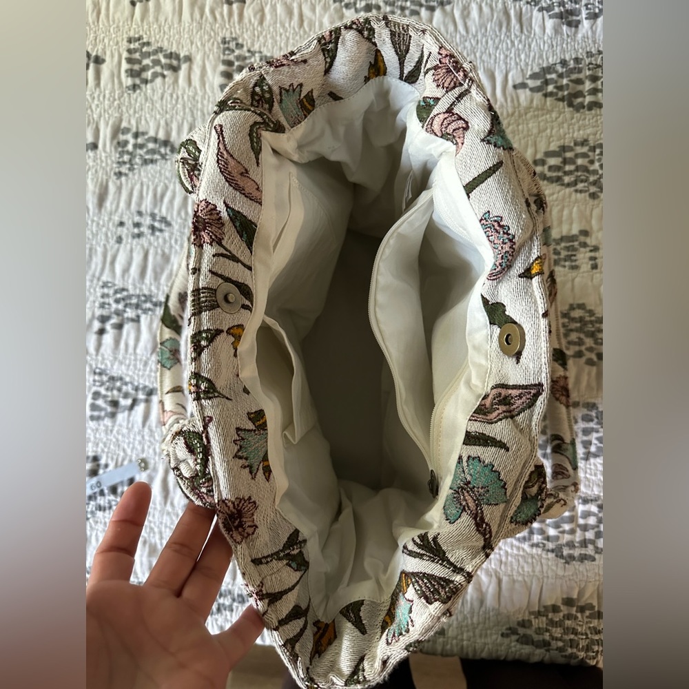 Used once , practically new Universal Thread bag . Perfect condition. - Picture 2 of 8